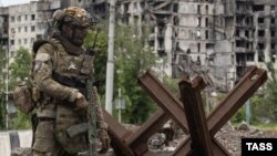 Военнослужащий ЧВК "Вагнер" на одной из улиц Бахмута