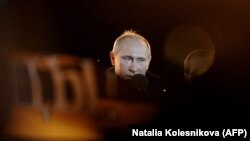 Rusiyanın baş naziri Vladimir Putin 2012-ci il martın 4-də Moskvada Kremlin qarşısındakı Manej meydanında keçirilən mitinqdə tərəfdarlarına göz yaşları ilə müraciət edib.