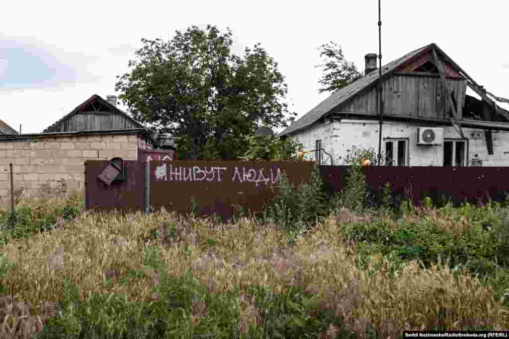 По словам украинских военных, на момент освобождения в Благодатном оставались два мирных жителя. До войны здесь жили почти 700 человек. Поселок был оккупирован российскими войсками в самом начале вторжения, в марте 2022 года.