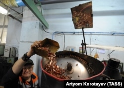 Производство пуль в цехе Климовского специализированного патронного завода имени Ю.В. Андропова