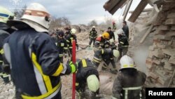 Спасатели разбирают завалы на месте разрушенного дома во Львовской области