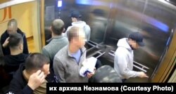 Кадр с камер наблюдения в доме Юрия Незнамова