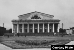 Вид на здание Военно-морского музея, 1953 год. Санкт-Петербург. По обе стороны лестницы – белые мемориальные доски, о которых идет речь в книге. Фото из архива ЦГАКФФД