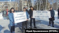 Участники митинга в Барнауле