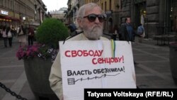 St.Petersburg: picket in support of Oleg Sentsov and Alexander Kolchenko (August 26, 2015)