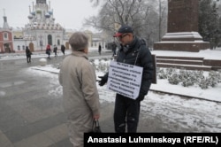 Виктор Куралесин на пикете в центре Саратова