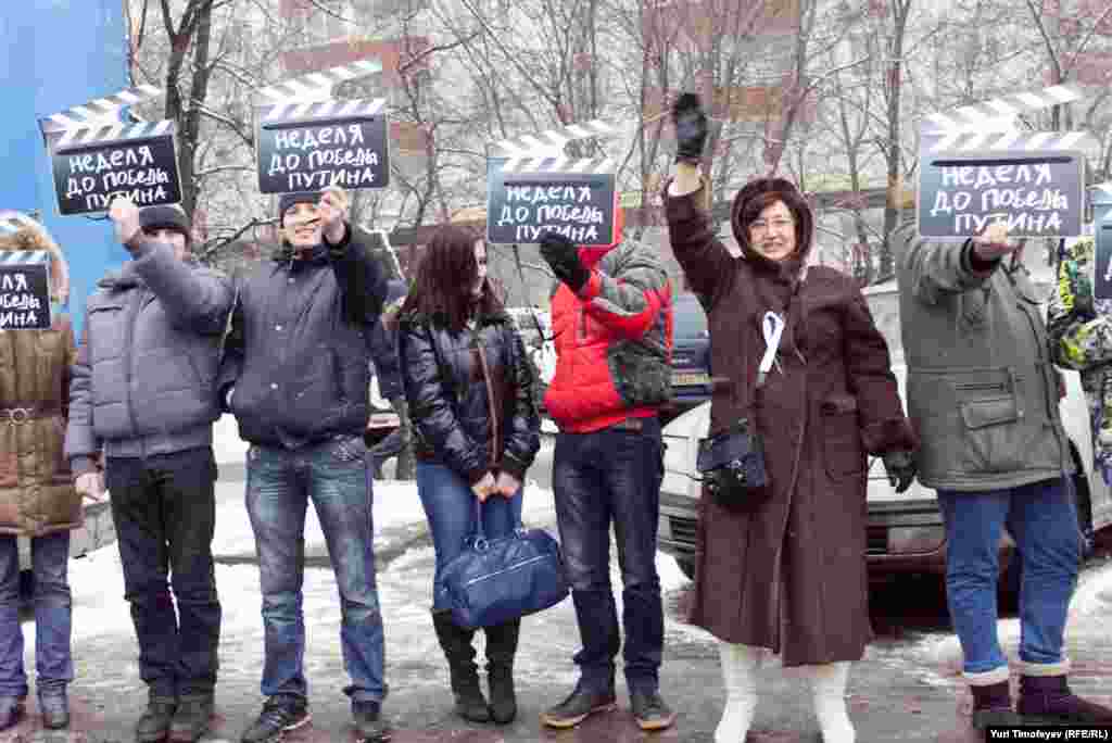 Участница Большого Белого круга в окружении провокаторов из движения &quot;Сеть&quot;.