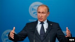 Президент России Владимир Путин выступает на пресс-конференции в Уфе по окончании саммитов БРИКС и ШОС, 10 июля 2015 года