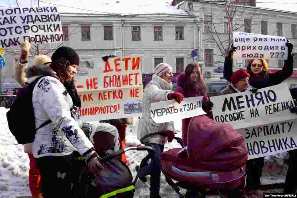 ...а сквер неподалеку. Протестующие без проблем переместились на согласованное место.