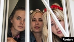 Активистки FEMEN Оксана Шачко, Александра Шевченко и Яна Жданова в ожидании приговора в здании суда в Киеве. 28 июля 2013 года