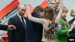 Этот кадр стал одним из самых известных за всю историю FEMEN - он сделан во время акции на международной промышленной выставке в Ганновере, 8 апреля 2013 года