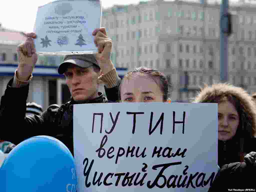 Фотография Юрия Тимофеева, Радио Свобода - Участники митинга приняли резолюцию под названием "Сохраним Байкал живым".