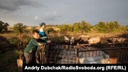 Дети играют возле дома и КПП в поселке Луганское, сентябрь 2019 года