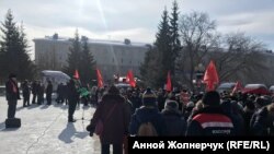 Участники митинга “против беспредела в сфере ЖКХ” в Омске 