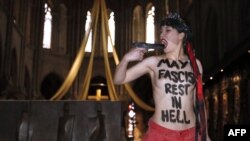 Активистка движения FEMEN в Соборе Парижской Богоматери