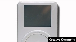 Первый iPod с колесом прокрутки. Октябрь 2001 года. <a href = "http://en.wikipedia.org/wiki/Image:Ipod_1G.png" target=_blank>Wikipedia. Creative Commons</a>