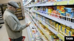 Пенсионер после повышения цен на продукты в российских магазинах, архивное фото