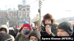 Даниил Чебыкин и другие участники митинга в Омске