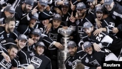 Хоккеисты Los Angeles Kings позируют с Кубком Стэнли, 2012