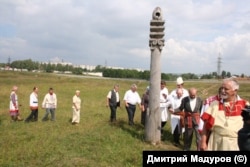 Разин участвует в обряде народной чувашской веры во время приезда в Чувашию (третий справа) Фото из личного архива Дмитрия Мадурова