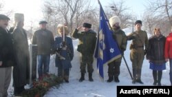 Представители Башкортостана возлагают цветы на могиле Мутина