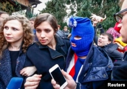 Пресс-конференция Pussy Riot. На заднем плане протестующий с курицей