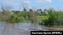 Река перемыла дорогу к поселку Строителей. Канск. 03.07.2019