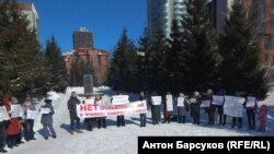 Пикет в центре Новосибирска против разработки карьера по добыче песка на месте болота "Кучино"