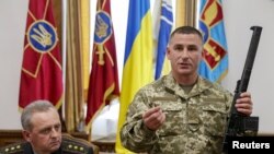 Украинские военные демонстрируют оружие, отобранное у двух попавших в плен российских спецназовцев. Киев, 18.05.2015.