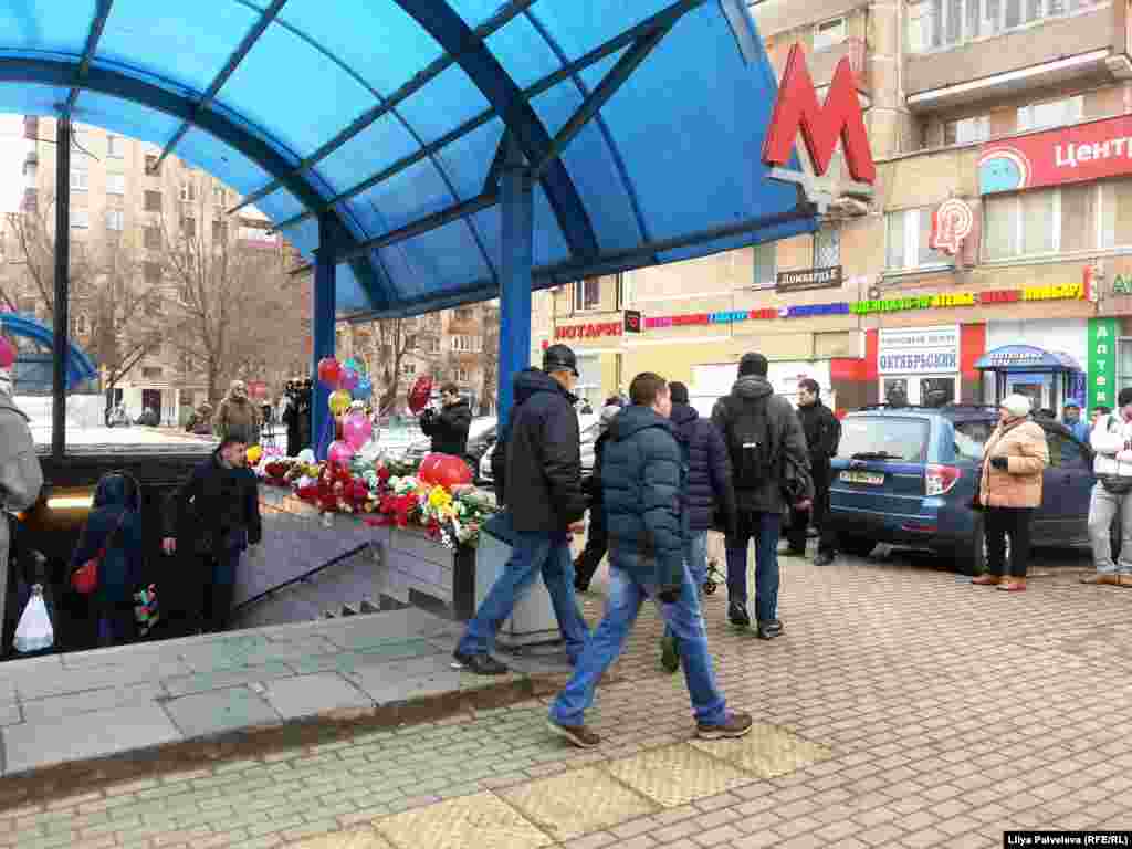 У входа на станцию метро &quot;Октябрьское поле&quot; прохожие замедляют шаг