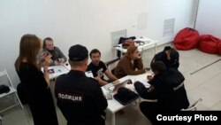 Полицейские в штабе Навального в Чебоксарах