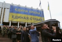 Похороны в Киеве бойца украинского спецназа Родиона Доброхотова, погибшего 9 мая в бою с сепаратистами в Мариуполе. 12 мая 2014 года