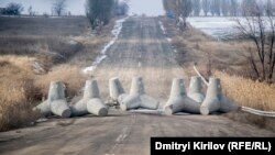 Противотанковые заграждения на трассе в "серой зоне" под Мариуполем, обычно используются для укрепления береговой линии