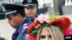 Выступление активисток FEMEN в Киеве у здания Верховной Рады в сентябре 2010 года