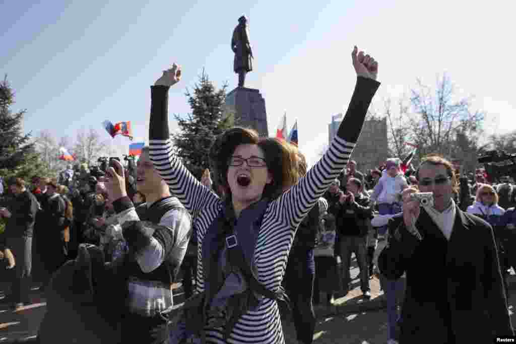 Жители Севастополя смотрят послание Владимира Путина Федеральному собранию России