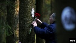 Акция памяти жертв сталинских репрессий на Левашевском момориальном кладбище под Петербургом. 30 октября 2015 года