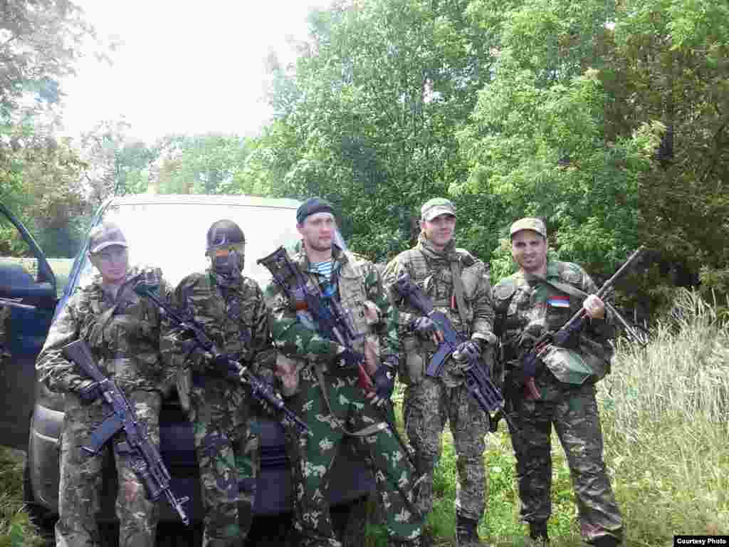 Артур Гаспарян (крайний справа) со своими товарищами из батальона &quot;Восток&quot;