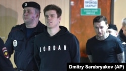 Александр Кокорин (в центре) и Павел Мамаев (справа)