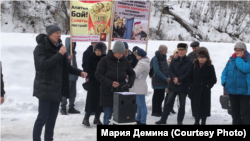 Участники митинга в Горно-Алтайске