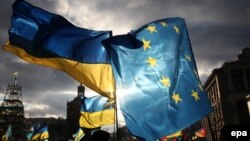 Флаги Украины и ЕС на "Евромайдане"