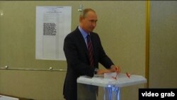 Президент Владимир Путин голосует на выборах в Москве