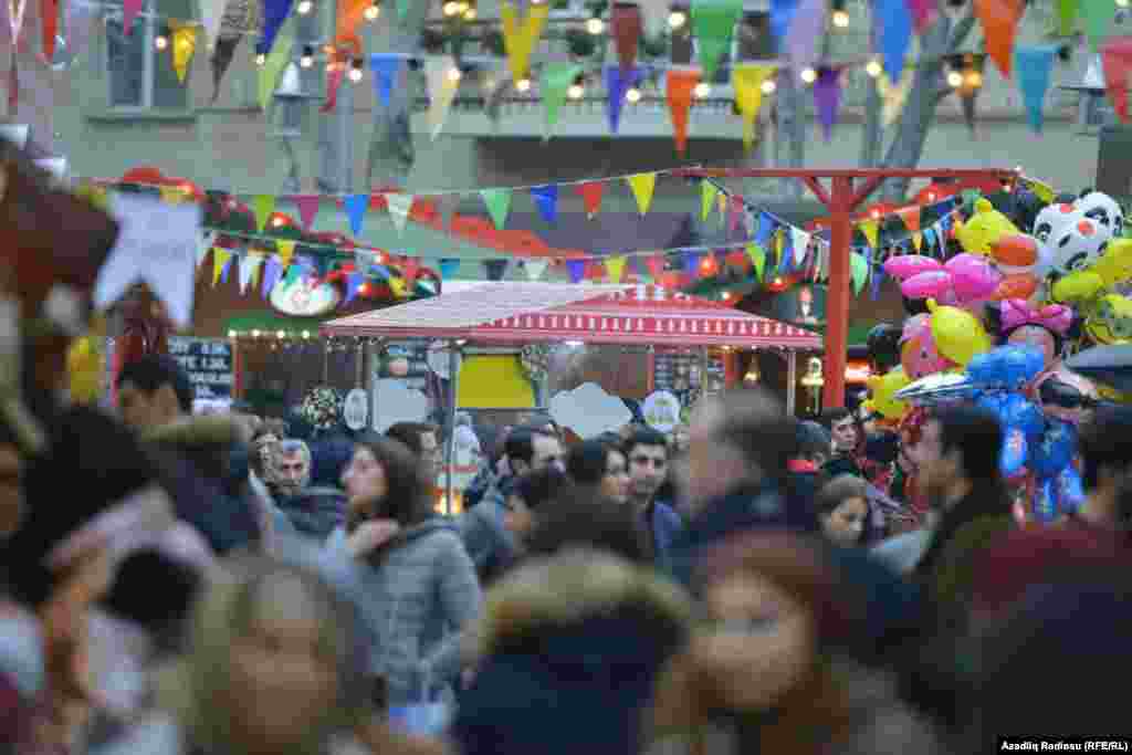 Bakı küçələrində yeni il yarmarkası