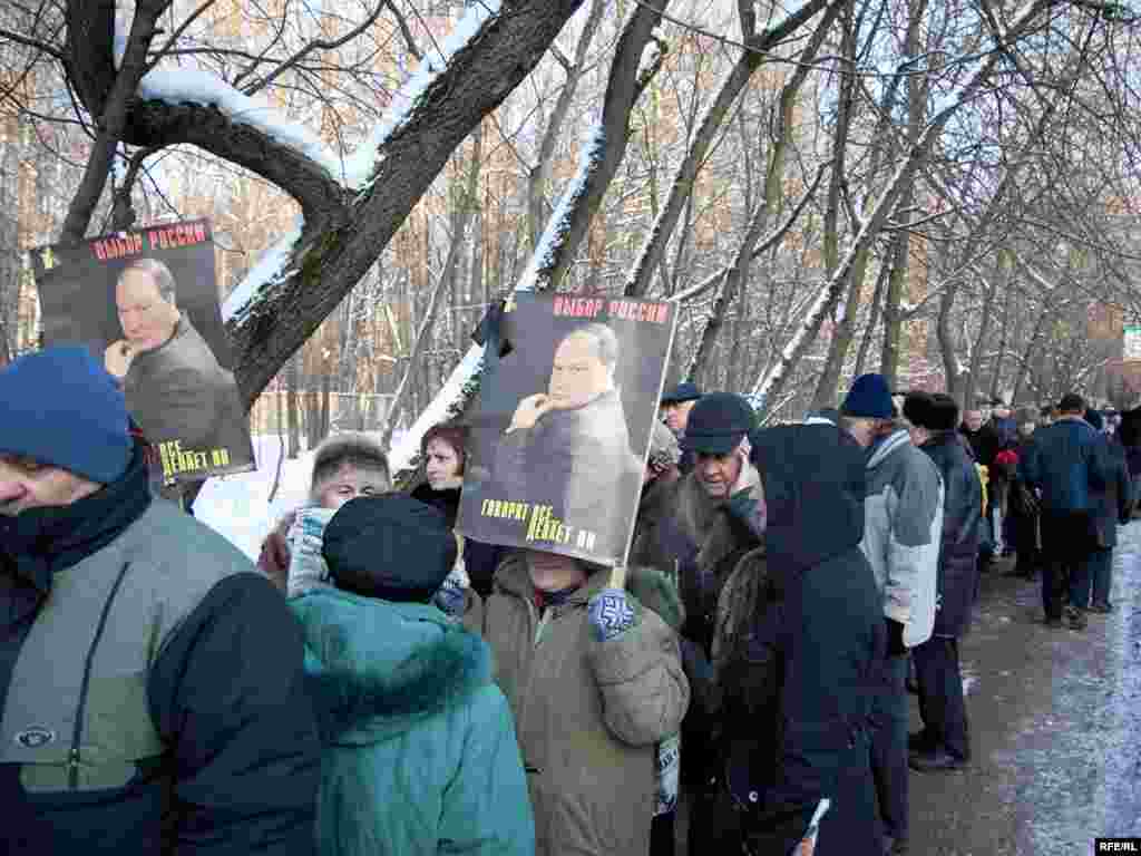 В Москве тысячи людей пришли проститься с известным российским экономистом и политиком Егором Гайдаром 