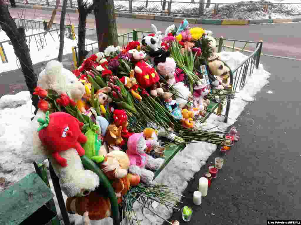 Другой такой же мемориал появился на скамейке у дома, где жила семья, в которой произошла трагедия.&nbsp;