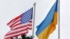 Государственные флаги США и Украины