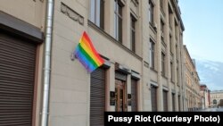 В день рождения Владимира Путина участники группы Pussy Riot провели в центре Москвы акцию против гомофобии в России