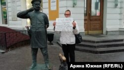 Елизавета Рудольф на пикете из-за отказа предоставить жилье сыну-ветерану